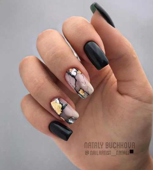 Manucure noire avec feuille d'argent et d'or