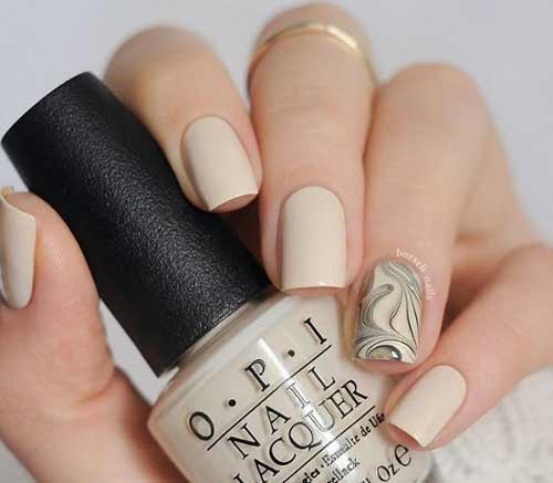 Nu avec un motif sur une courte longueur d'ongles