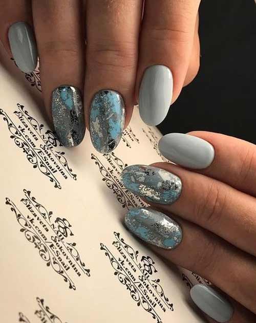 Manucure bleu argent