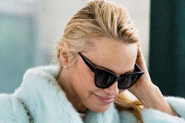 Tout à fait différent : Pamela Anderson n'a pas été reconnue par les fans