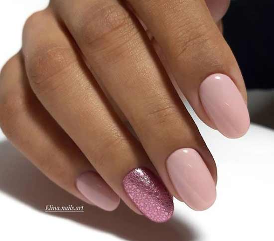 Rose tendre avec décor mousse