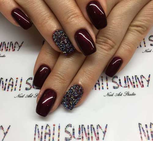 Manucure sombre avec bouillons