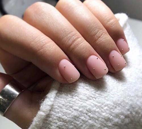 Manucure courte soignée