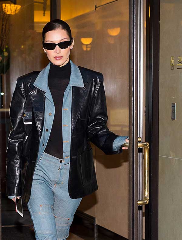 Col roulé sous un tailleur en jean