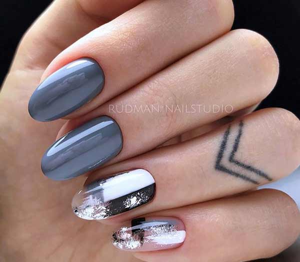 Version grise à la mode de la manucure pour le printemps
