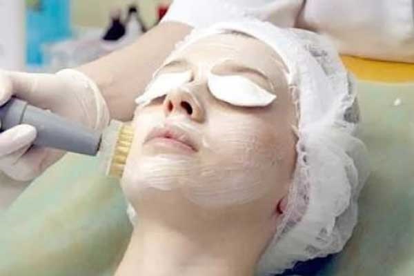 Le bussing ou le brossage peuvent vous aider à paraître plus jeune.