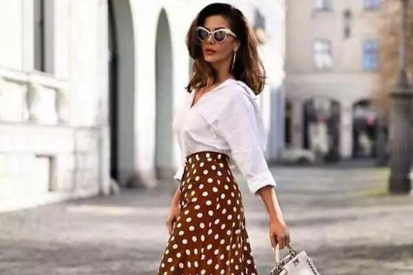 Images féminines avec des choses légères à pois 2026 : au lieu de cellules et de rayures, photo