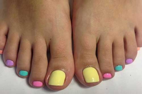 La combinaison de plusieurs teintes à la mode dans une pédicure 2026