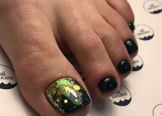 Effets 3D, paillettes multicolores dans une pédicure