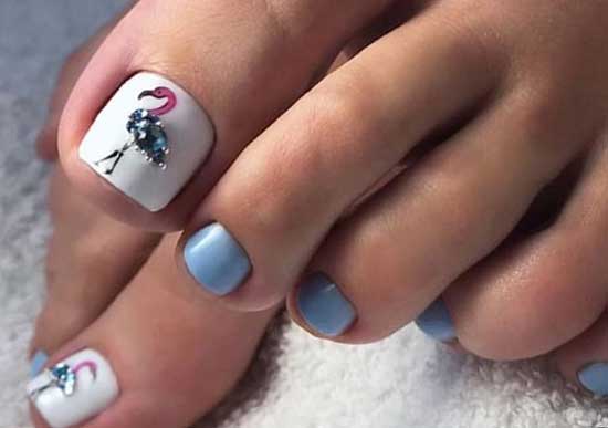 Effets 3D, paillettes multicolores dans une pédicure