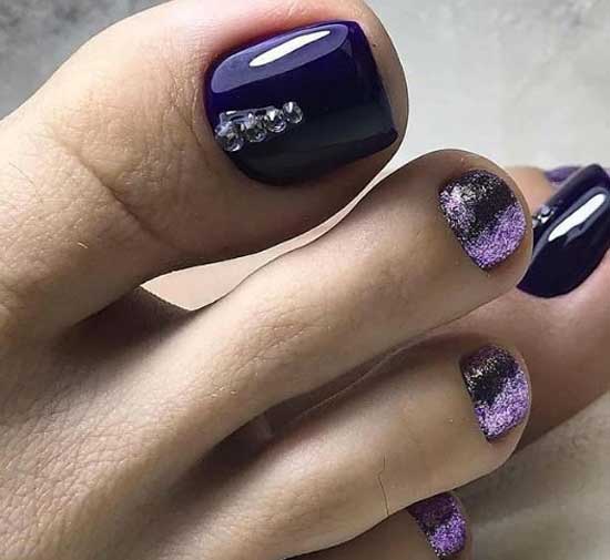 Pédicure à paillettes violettes