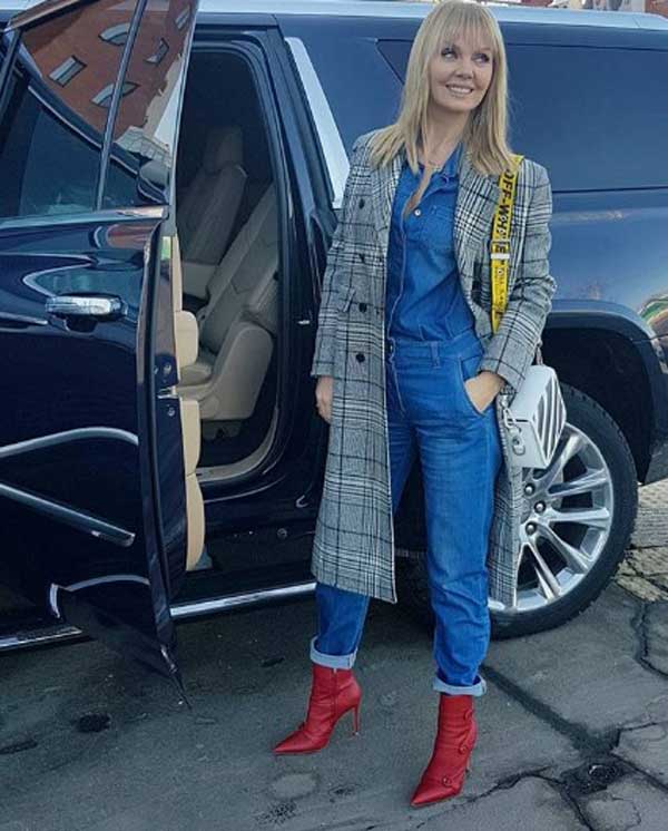 Valeria dans un manteau dans une cage