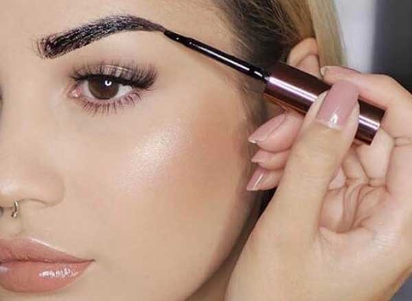 La forme des sourcils est passée de mode en 2026