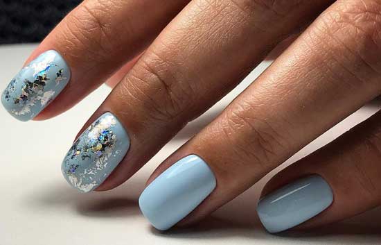 Manucure bleue pour une femme d'affaires