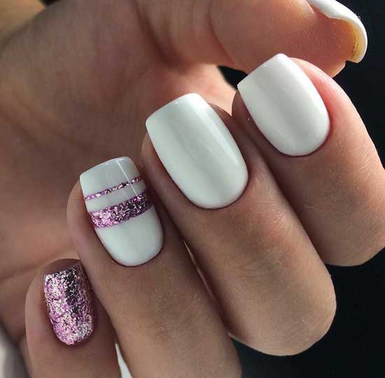 Paillettes blanches et violettes