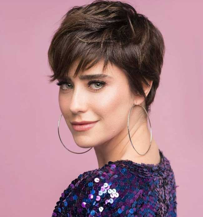 7 coupes de cheveux en couches élégantes de la saison: photos