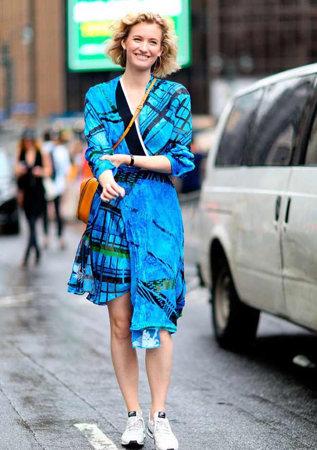 Robe et baskets - une combinaison de styles