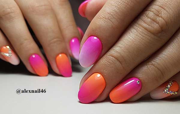 Dégradé d'été lumineux en manucure