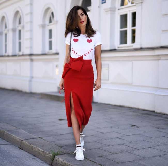 T-shirt blanc avec jupe rouge