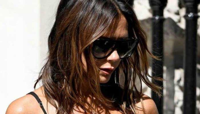 Victoria Beckham en haut noir et jupe longue