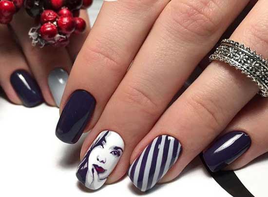 Idée de manucure dans les tons bleu foncé