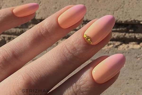 Manucure dégradé rose-orangé