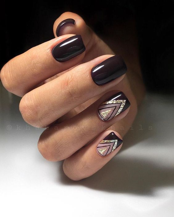 Chocolat noir et paillettes en manucure