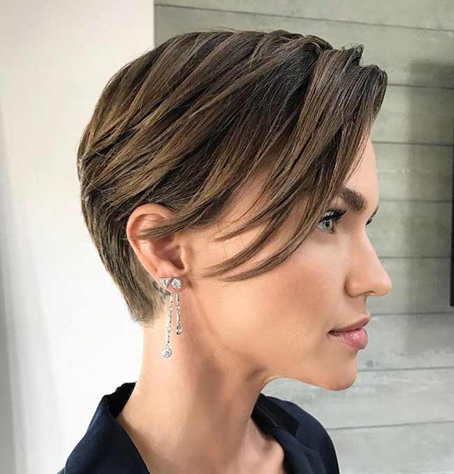 La couleur des cheveux châtain clair rajeunit les femmes