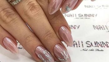 Couleurs de vernis à ongles qui s'intègrent parfaitement dans la manucure d'automne