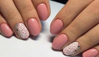 Beaux ongles ovales et dessins