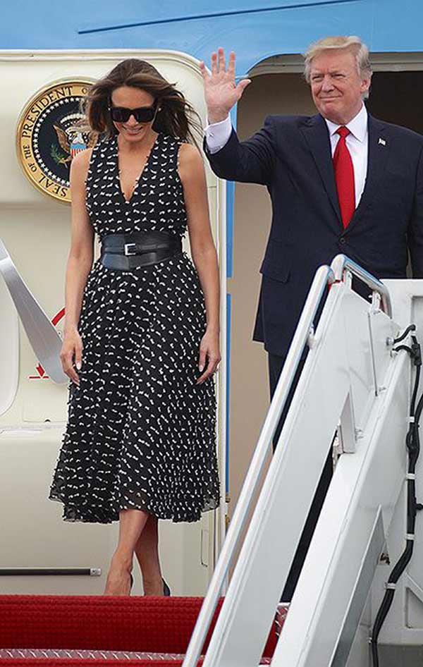 Dans une robe féminine