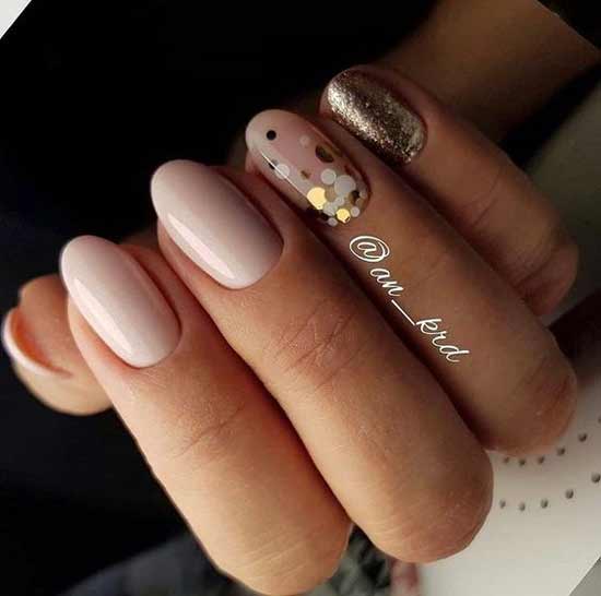 Manucure avec des paillettes d'or