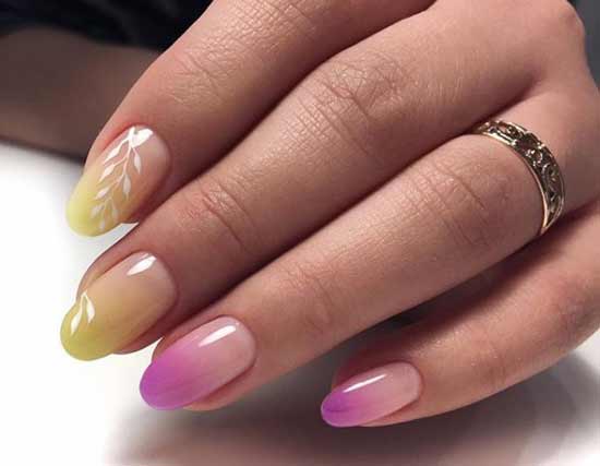 Dégradé jaune clair sur les ongles