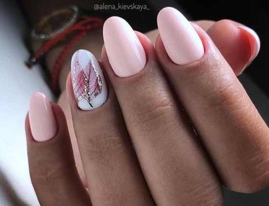 Feuille d'automne sur les ongles