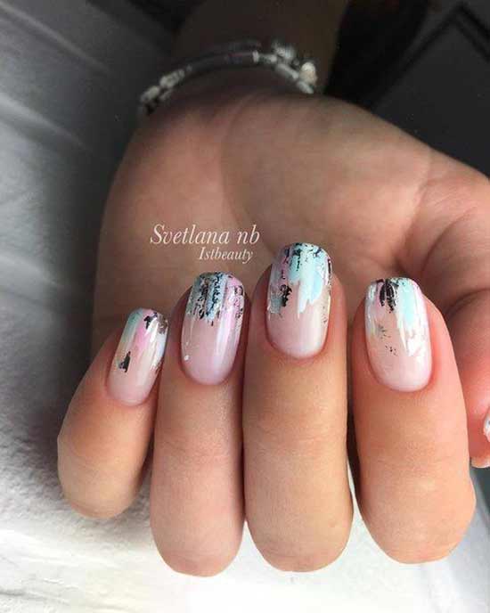 Dessins d'ongles d'automne avec du papier d'aluminium