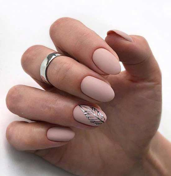Feuille d'argent sur les ongles