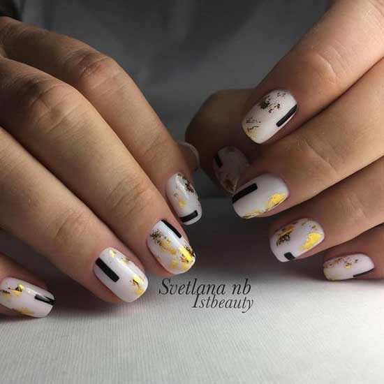 Feuille d'or sur les ongles