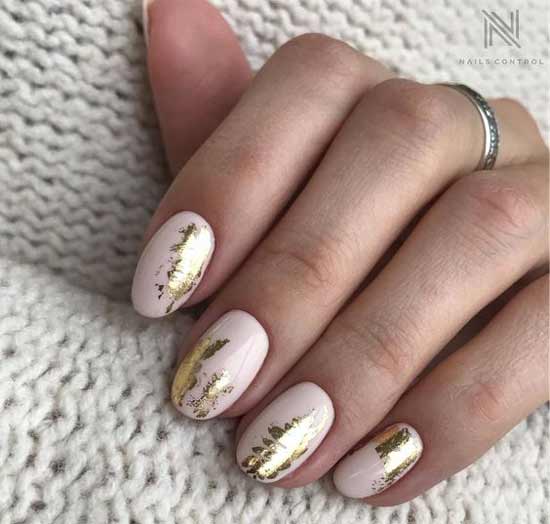 Feuille d'or et vernis gel nude