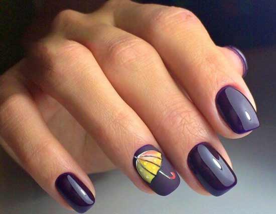 Ton bleu et motif parapluie sur les ongles