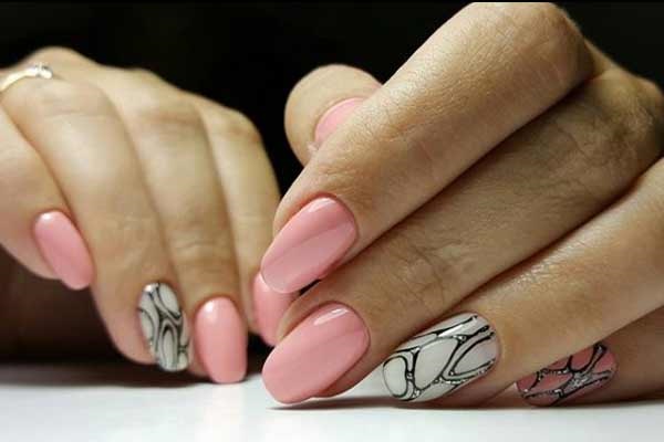 Les hommes aiment la manucure