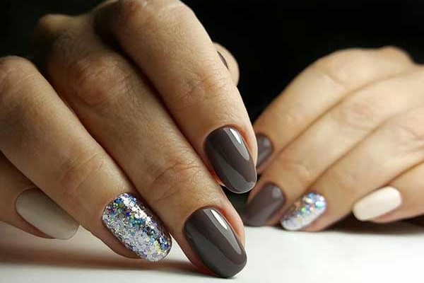 Combinaison de couleurs contrastées pour ongles courts