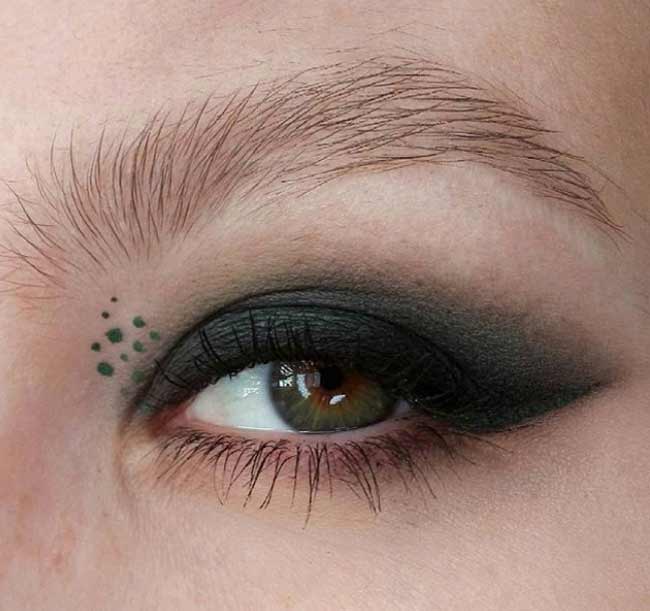 Flèche ombrée sur la paupière supérieure