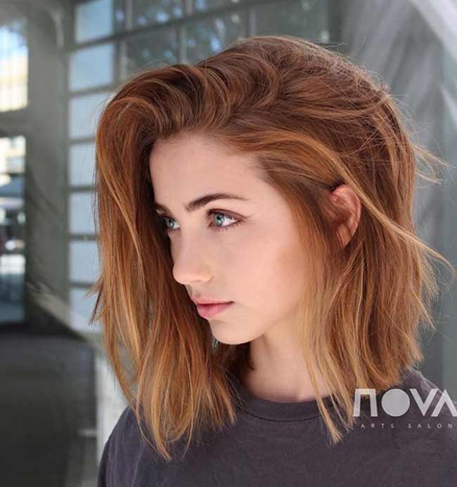 Cheveux mi-longs rouges à la mode