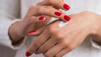 Comment prendre soin de vos mains pour garder votre peau jeune