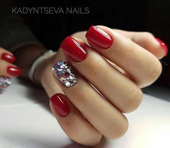 Manucure rouge festive