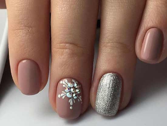 Nu + silver - manucure pour le nouvel an 2026