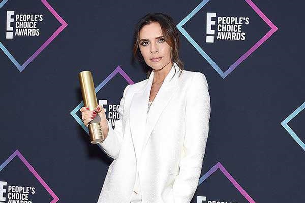 Costume chic : un nouveau look de Victoria Beckham