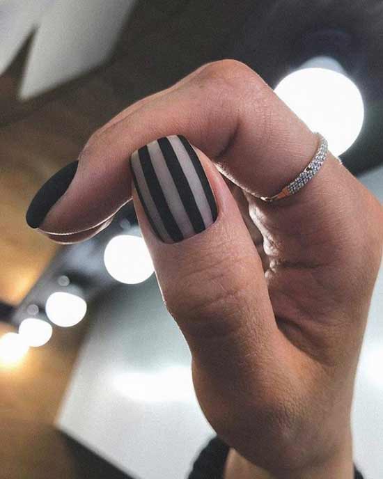 Manucure à rayures noires