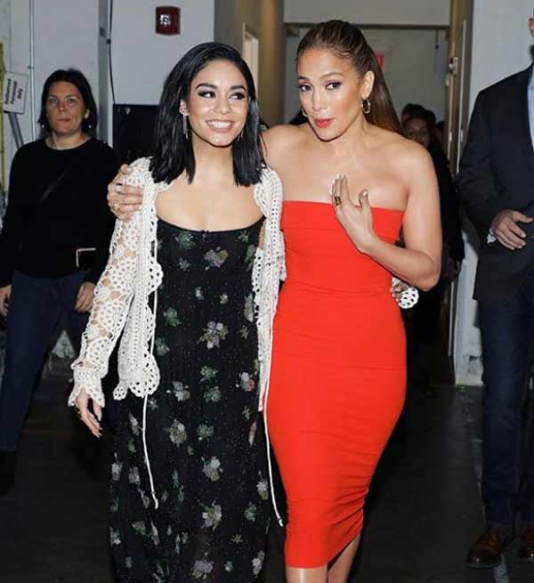 Jennifer Lopez en orange de la tête aux pieds