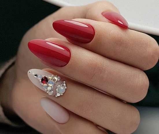 Manucure rouge sur les ongles étendus